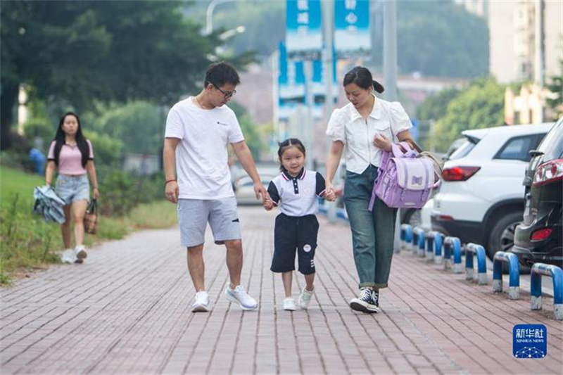 Chongqing : une fillette atteinte de paralysie cérébrale se produit sur scène pour la première fois