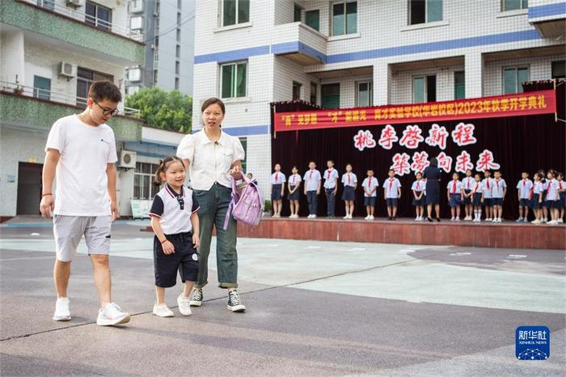 Chongqing : une fillette atteinte de paralysie cérébrale se produit sur scène pour la première fois