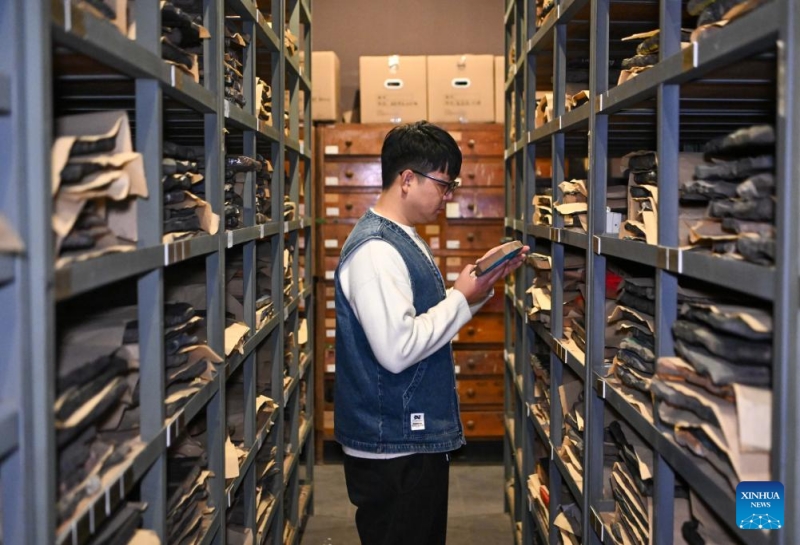 Tianjin : histoire en photos d'un jeune héritier des xylographies du Nouvel An de Yangliuqing