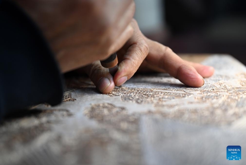 Tianjin : histoire en photos d'un jeune héritier des xylographies du Nouvel An de Yangliuqing