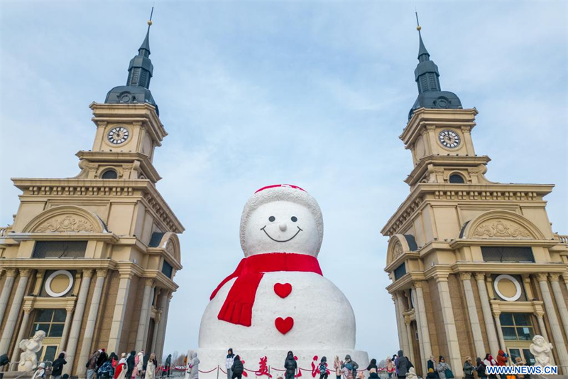 Vue aérienne de gens visitant un bonhomme de neige géant, à Harbin, dans la province chinoise du Heilongjiang (nord-est), le 1er janvier 2024. Le Heilongjiang dispose d'abondantes ressources en glace et en neige, ce qui en fait une destination populaire pour le tourisme hivernal en Chine et une attraction pour de nombreux touristes chinois et étrangers pendant les vacances du Nouvel An. (Zhang Tao / Xinhua)