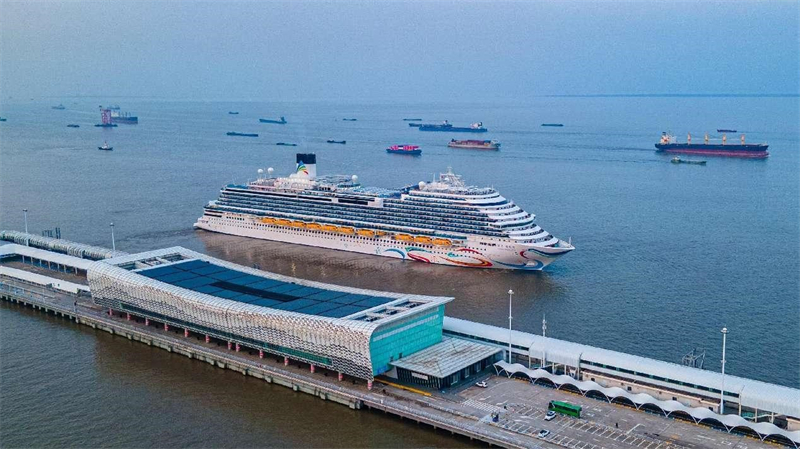 L'« Adora Magic City », le premier grand navire de croisière fabriqué en Chine, quitte le terminal de croisière international Wusongkou de Shanghai pour son premier voyage commercial, le 1er janvier 2024. (Wang Chu / Pic.people.com.cn)