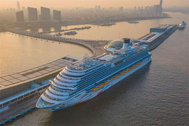 L' « Adora Magic City », le premier grand navire de croisière fabriqué en Chine, quitte le terminal de croisière international Wusongkou de Shanghai pour son premier voyage commercial, le 1er janvier 2024. (Wang Chu / Pic.people.com.cn) 
