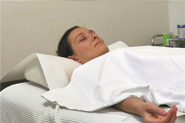 Une femme reçoit un traitement d'acupuncture dans une clinique de Schaffhouse, en Suisse. (Wang Qibing / Xinhua)