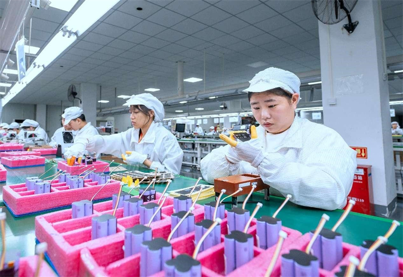 Des ouvriers fabriquent des batteries au lithium dans un atelier d'une entreprise à Hai'an, dans la province du Jiangsu (est de la Chine). (Zhai Huiyong / Pic.people.com.cn)