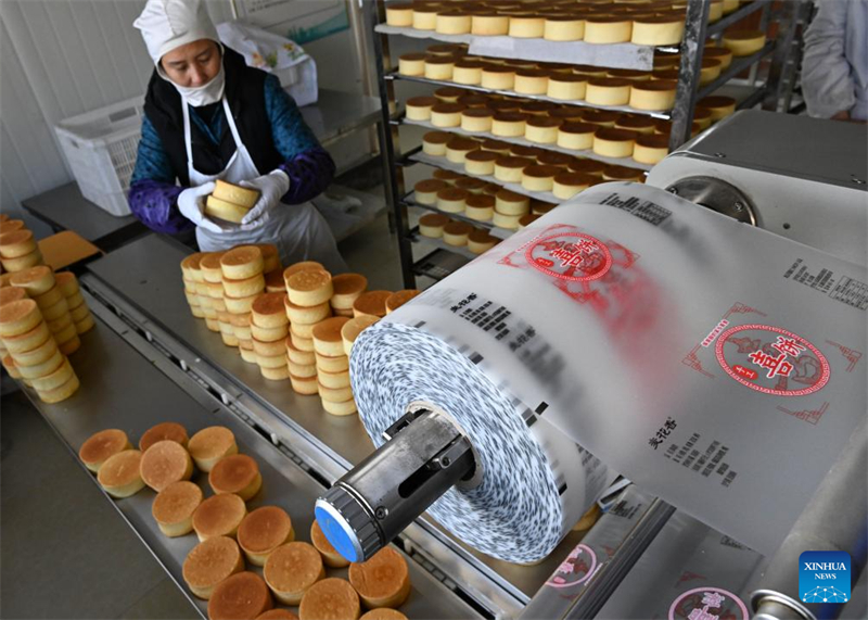 Shandong : la préparation de produits à base de farine pour la fête du Printemps bat son plein