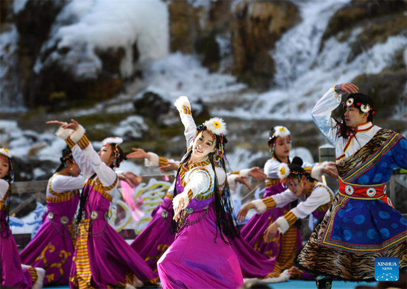 Sichuan : ouverture d'un festival international du tourisme centré sur les cascades gelées dans le Parc national de Jiuzhaigou