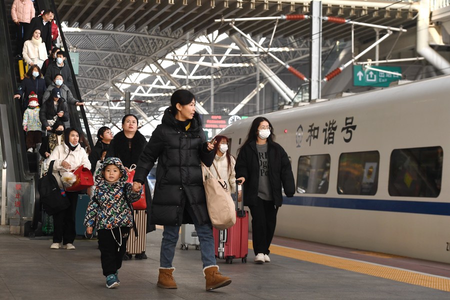 Des voyageurs prennent un train à la gare de Nanjing à Nanjing, dans la province chinoise du Jiangsu (est), le 1er janvier 2024. (Photo : Yang Suping)