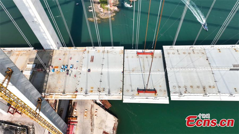 Photo du chantier du pont de Longmen, un pont maritime reliant les villes côtières le long du golfe de Beibu à Qinzhou, dans la région autonome Zhuang du Guangxi (sud de la Chine). (Jiang Ruiqing / China News Service)