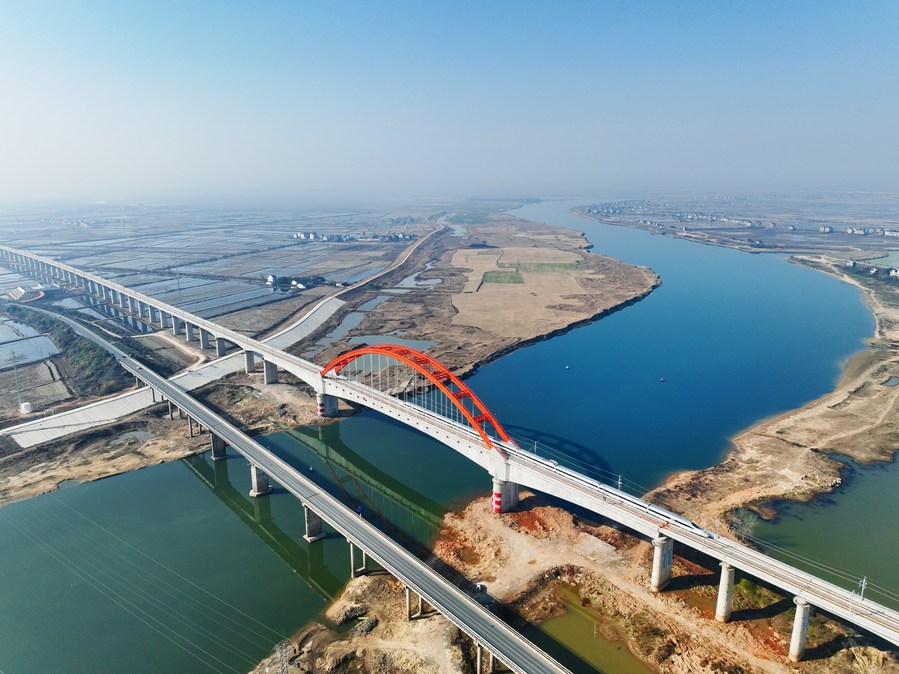 Un train à grande vitesse passant sur un grand pont enjambant le lac Poyang, sur le chemin de fer à grande vitesse Hangzhou-Nanchang, dans l