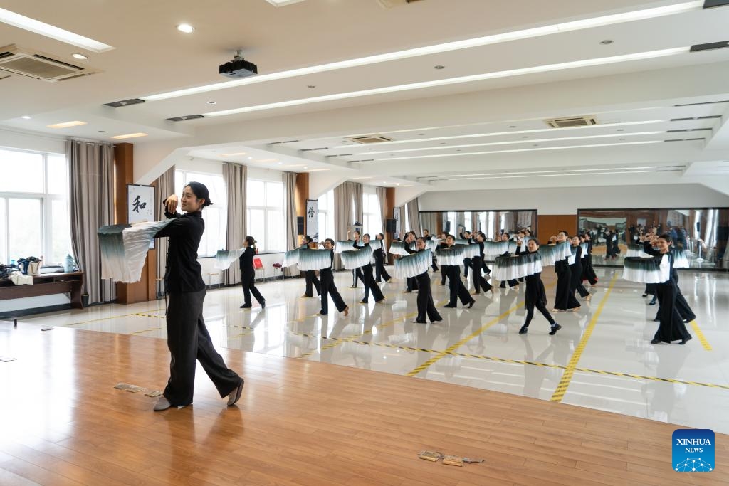 Li Sijun, professeure au Collège pour personnes âgées de Chizhou, explique à ses apprenant comment pratiquer la danse chinoise à Chizhou, dans la province de l'Anhui (est de la Chine), le 14 décembre 2023. (Zhao Jinzheng / Xinhua)
