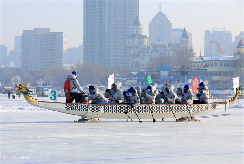 Harbin met en place des courses de bateaux-dragons sur glace !