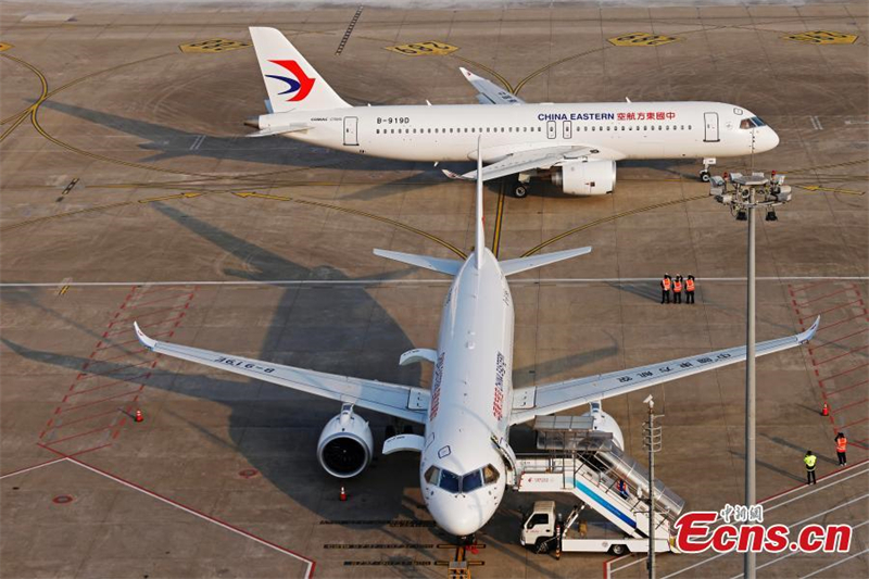 Le vol MU5137 de China Eastern Airlines, assuré par un avion de ligne chinois C919 immatriculé B919D, se prépare à rouler à l'aéroport international de Shanghai Hongqiao, le 9 janvier 2024. (Yin Liqin / China News Service)
