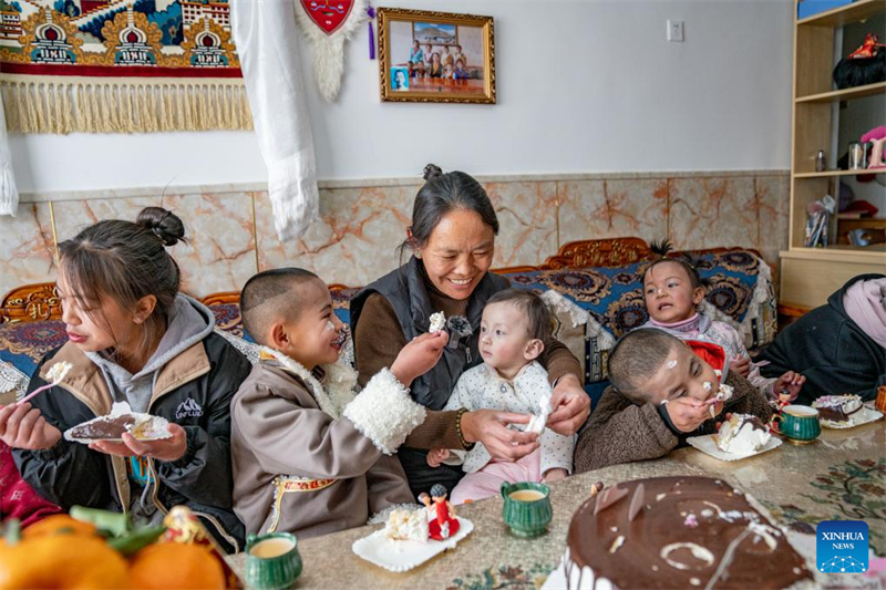Pasang et ses enfants dégustent un gâteau dans une maison d'aide sociale à Xigaze, dans la région autonome du Xizang (sud-ouest de la Chine), le 8 janvier 2024. (Tenzin Nyida / Xinhua)