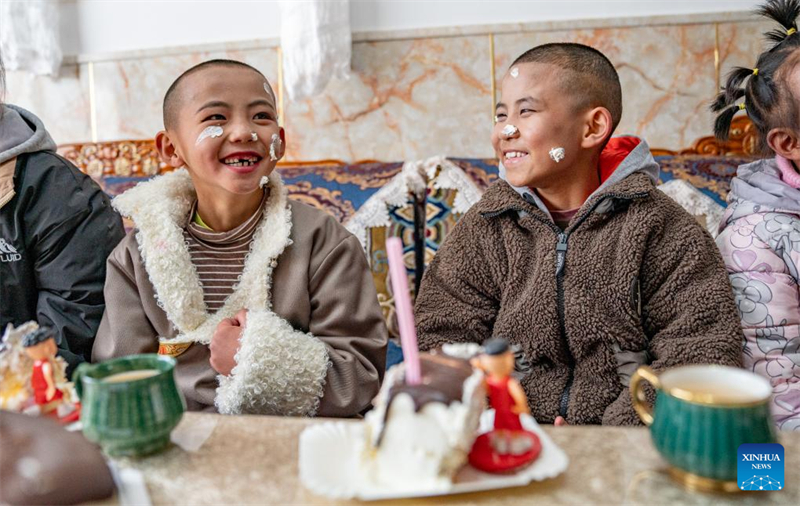 Xizang : les « mères » de la maison de protection sociale de Xigaze préparent les célébrations du Nouvel An des agriculteurs pour les enfants