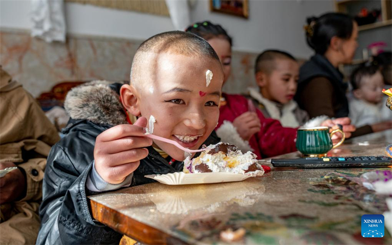 Xizang : les « mères » de la maison de protection sociale de Xigaze préparent les célébrations du Nouvel An des agriculteurs pour les enfants