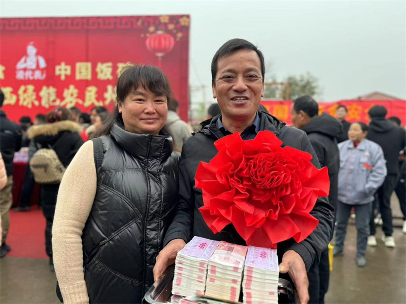 Jiangxi : les agriculteurs du comté d'Anyi reçoivent d'importantes primes de fin d'année en espèces