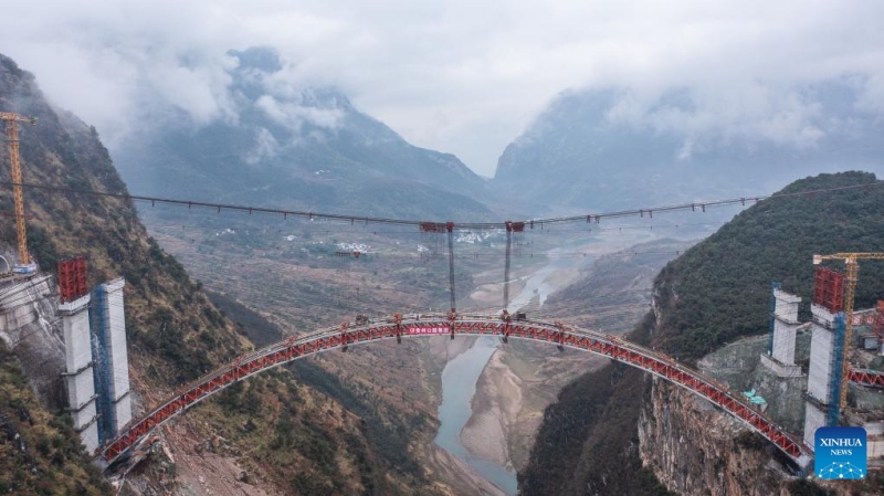 Guizhou : le grand pont de Wumengshan sur l'autoroute Nayong-Qinglong en construction