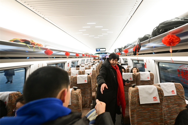 Qinghai : le train à grande vitesse intelligent Fuxing mis en service sur le plateau Qinghai-Tibet