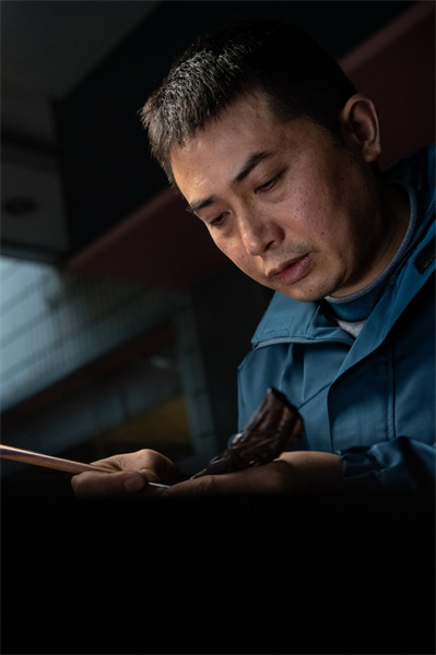 Chongqing : histoire en photos d'un héritier de l'artisanat de sculpture sur peigne en bois de Tanmujiang