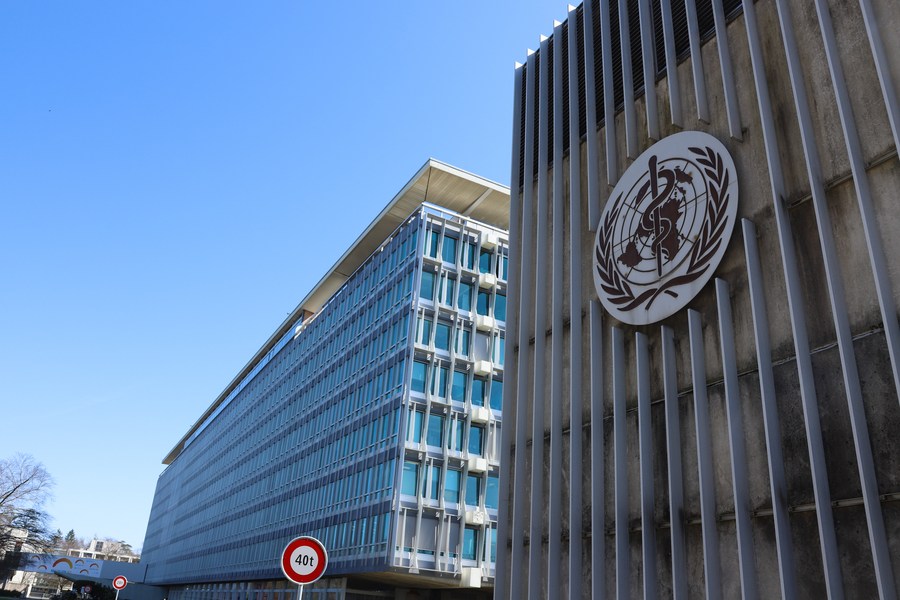 Photo prise le 30 mars 2021 montrant une vue extérieure du siège de l'Organisation mondiale de la santé (OMS) à Genève, en Suisse. (Xinhua/Chen Junxia)