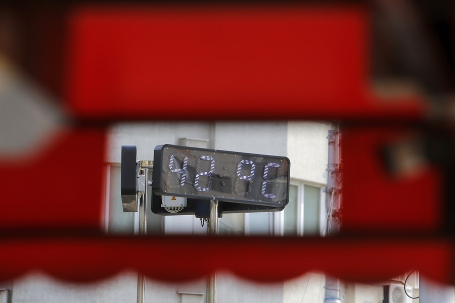 Photo prise à Bucarest, capitale de la Roumanie, le 25 juillet 2023 montrant un thermomètre qui indique 42 degrés Celsius. (Xinhua/Cristian Cristel)