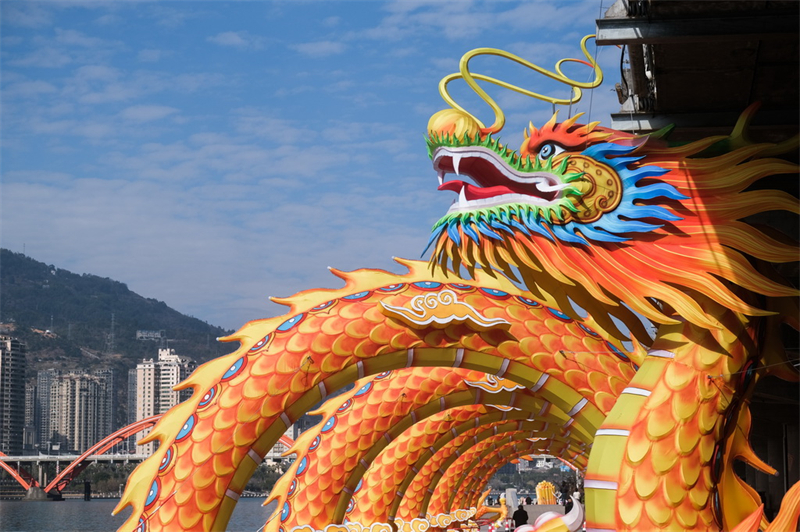 Zhejiang : des lanternes-dragon traditionnelles installées en prévision du Nouvel An chinois à Qingtian