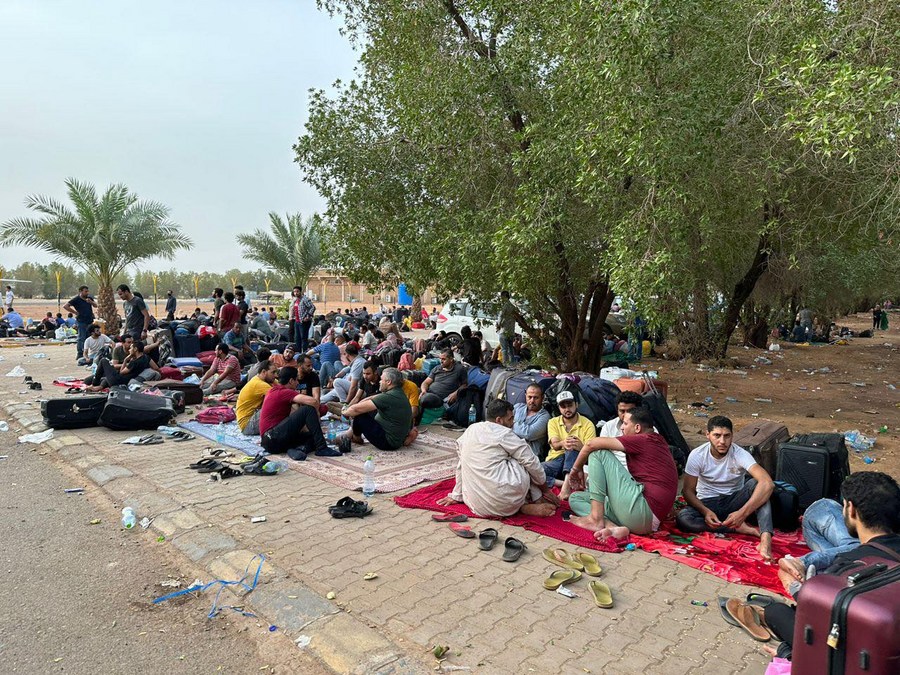 Des gens attendent d'être évacués près d'un aéroport à Omdourman, au Soudan, le 26 avril 2023. (Xinhua)