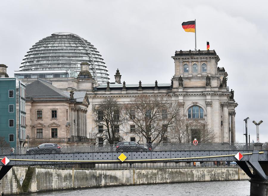 Des véhicules circulent sur un pont à Berlin, en Allemagne, le 15 janvier 2024. (Xinhua/Ren Pengfei)