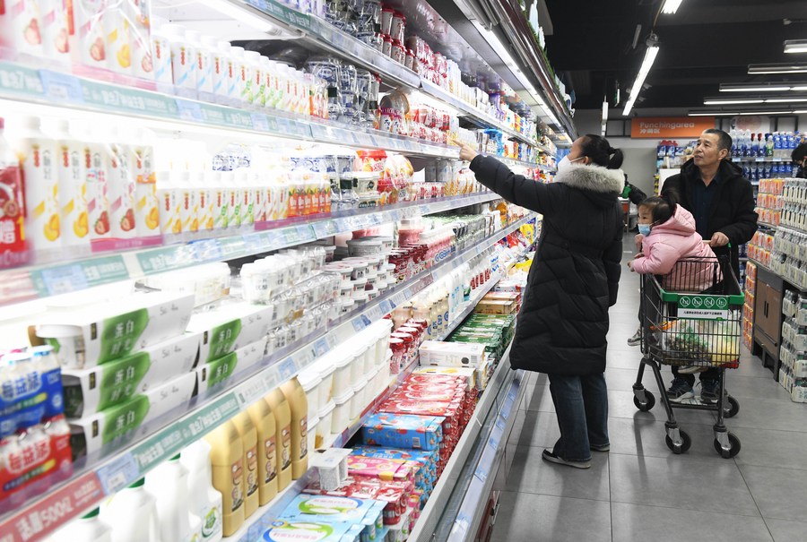 Les consommateurs choisissent des produits laitiers dans un supermarché de Xinle, dans la province chinoise du Hebei (nord), le 12 janvier 2024. (Photo : Jia Minjie)