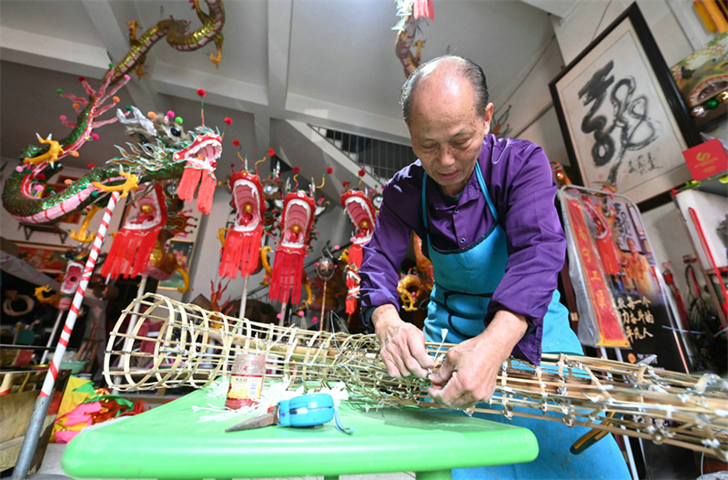 Un artisan septuagénaire se consacre à la fabrication de dragons en bambou