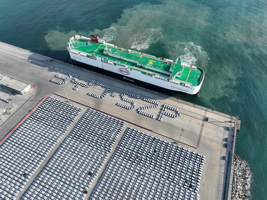 Le navire porte-véhicules "BYD EXPLORER NO.1" arrive au port international logistique Xiaomo à Shenzhen, dans la province chinoise du Guangdong (sud), le 14 janvier 2024. (Photo : Xinhua)