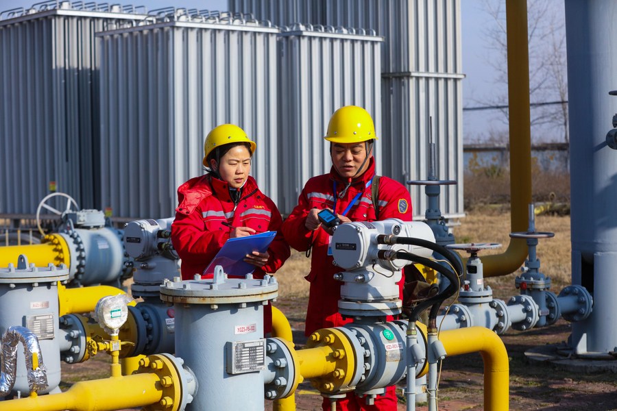 Des employés enregistrent des données dans une station d'approvisionnement en gaz d'une compagnie de gaz naturel dans le district de Guangshan de la ville de Xinyang, dans la province chinoise du Henan(centre), le 21 décembre 2023. (Photo : Xie Wanbai)