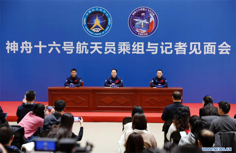 Les taïkonautes de Shenzhou-16 rencontrent la presse à leur retour de l'espace