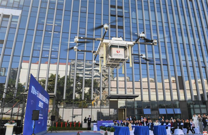 Un drone transportant du sang décolle vers l'hôpital de médecine traditionnelle chinoise de Shenzhen depuis le centre de sang de Shenzhen, dans la province du Guangdong (sud de la Chine), le 19 janvier 2024. (Mao Siqian / Xinhua)