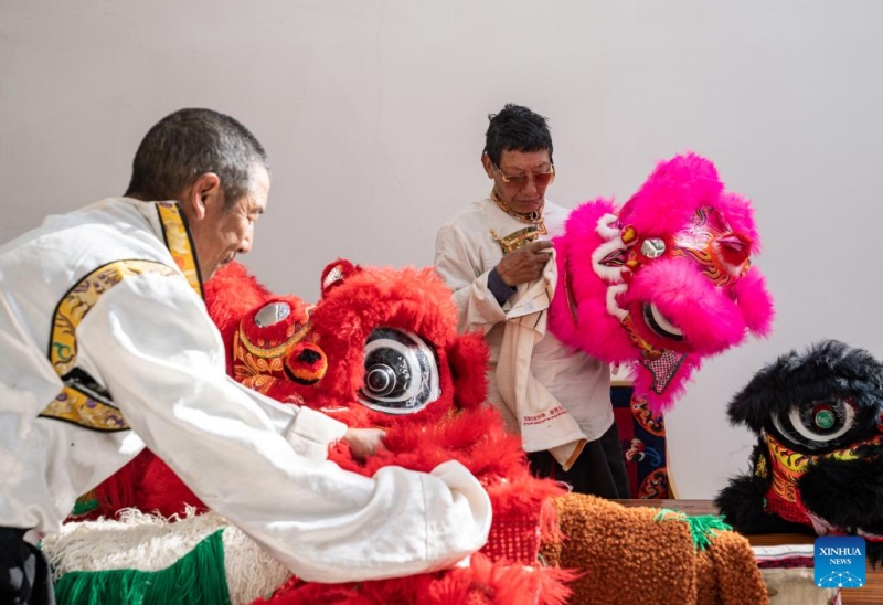 Histoire en photos d'un héritier tibétain de l'art de la danse du lion de Xobando