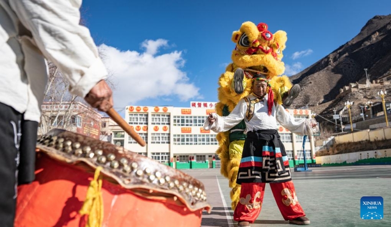 Histoire en photos d'un héritier tibétain de l'art de la danse du lion de Xobando