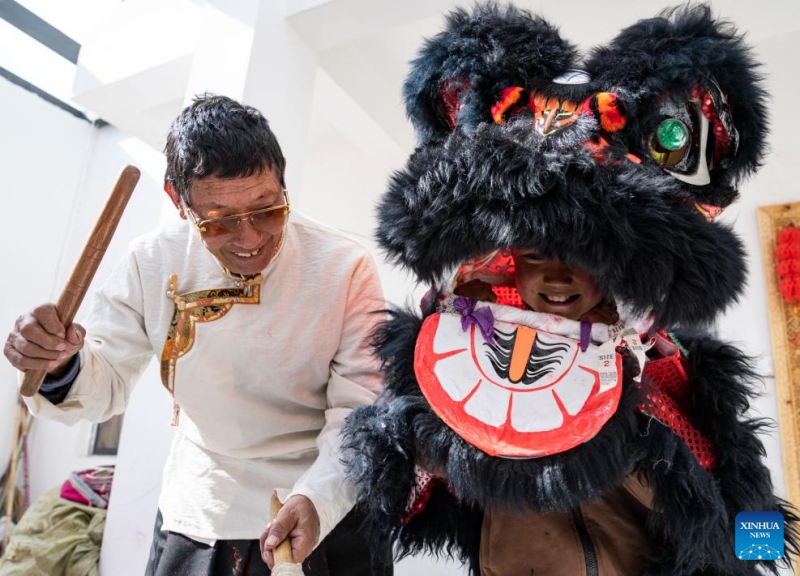 Histoire en photos d'un héritier tibétain de l'art de la danse du lion de Xobando