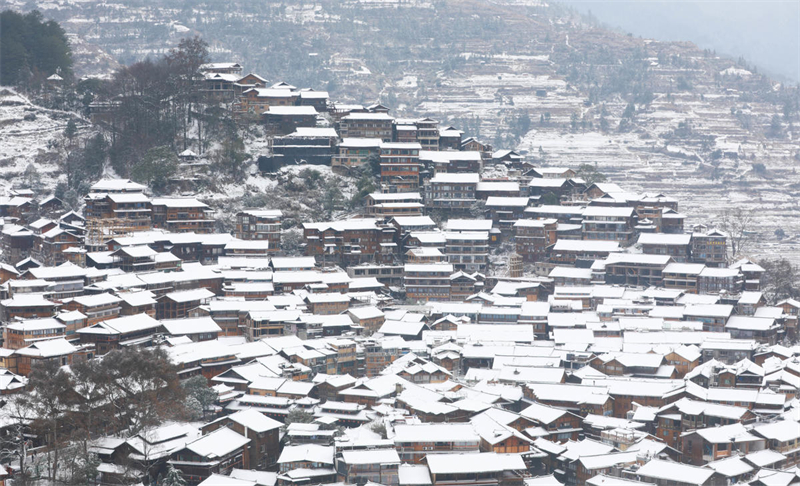 Guizhou : les touristes ensorcelés par les paysages enneigés du village Miao de Qianhu