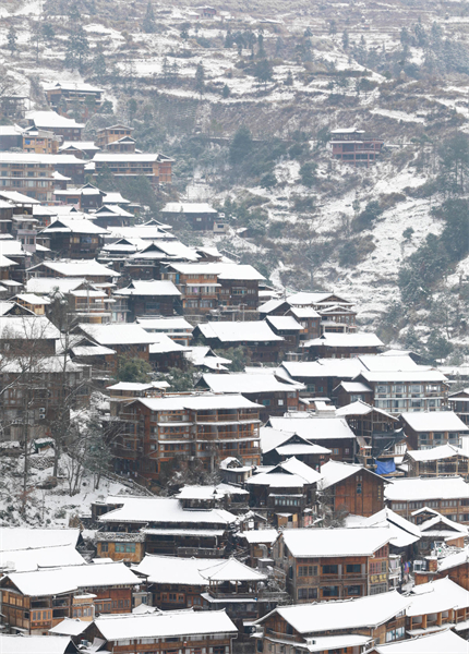 Guizhou : les touristes ensorcelés par les paysages enneigés du village Miao de Qianhu