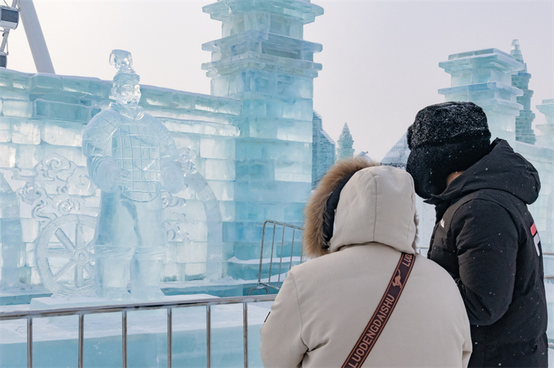 Heilongjiang : le Monde de glace et de neige de Harbin présente des sculptures de glace des guerriers en terre cuite de Xi'an