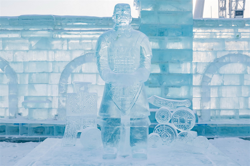 Heilongjiang : le Monde de glace et de neige de Harbin présente des sculptures de glace des guerriers en terre cuite de Xi'an