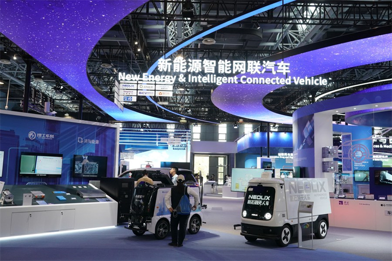 Photo prise le 26 mai 2023 montrant des véhicules connectés à énergie nouvelle et intelligents présentés au Centre d'exposition de la zone nationale de démonstration de Zhongguancun pour l'innovation indépendante à Beijing. (Photo / Xinhua)