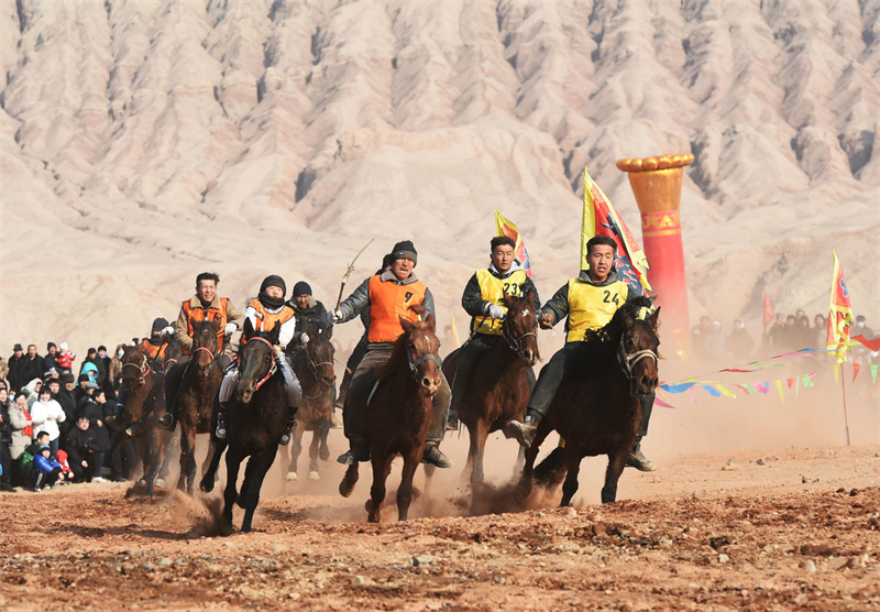 Des courses de chevaux endiablées ont lieu au Xinjiang