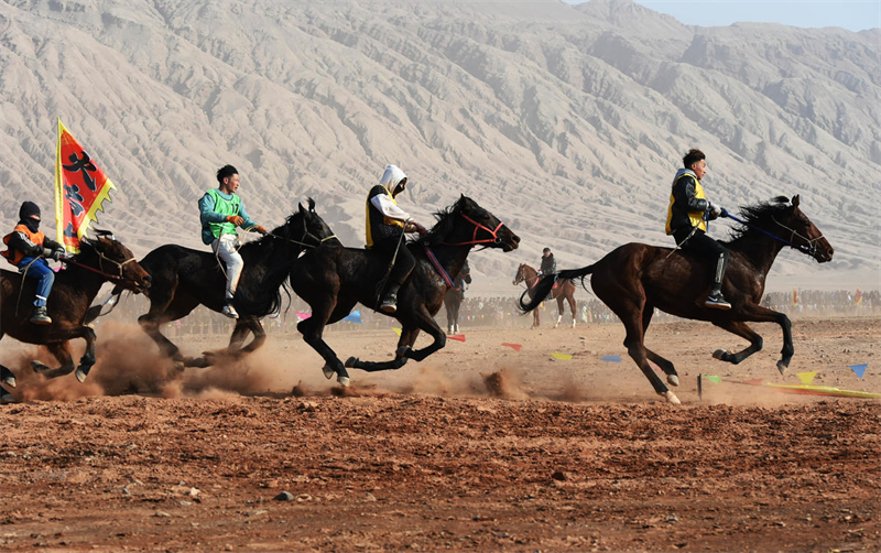 Des courses de chevaux endiablées ont lieu au Xinjiang