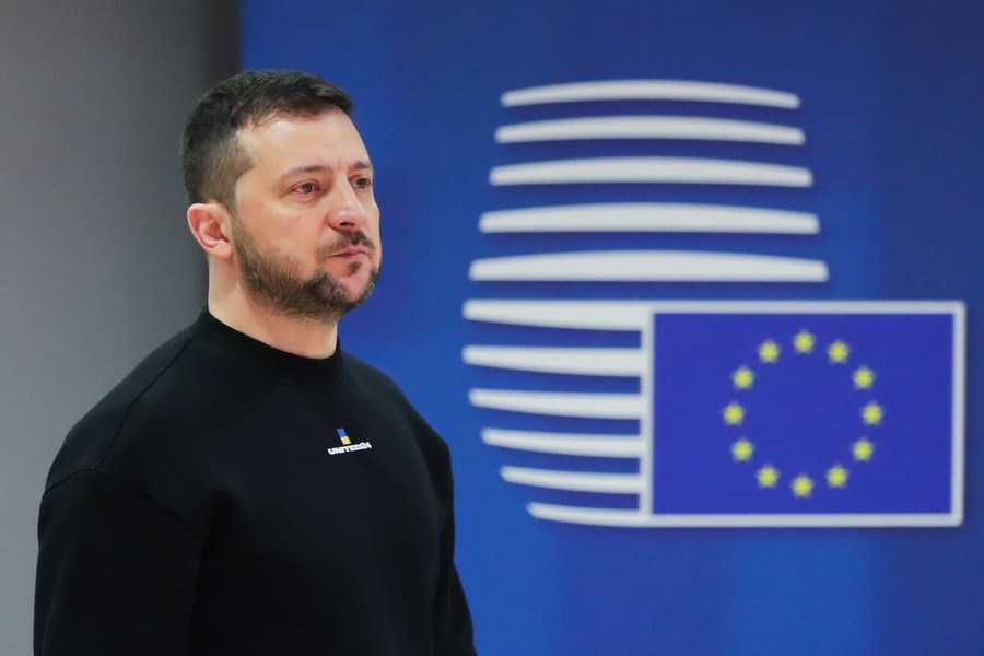 Le président ukrainien Volodymyr Zelensky au siège de l'Union européenne (UE) à Bruxelles, en Belgqiue, le 9 février 2023, à l'occasion d'un sommet extraordinaire de l'UE. (Xinhua/Zheng Huansong)