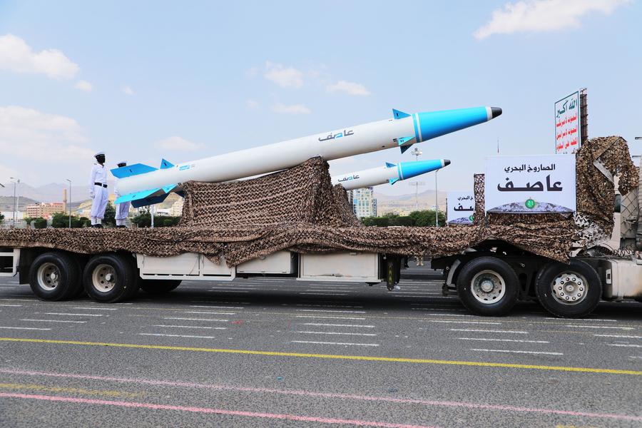 Des missiles montrés lors d'un défilé militaire organisé par le groupe Houthi à Sanaa au Yémen le 21 septembre 2022. (Xinhua/Mohammed Mohammed)