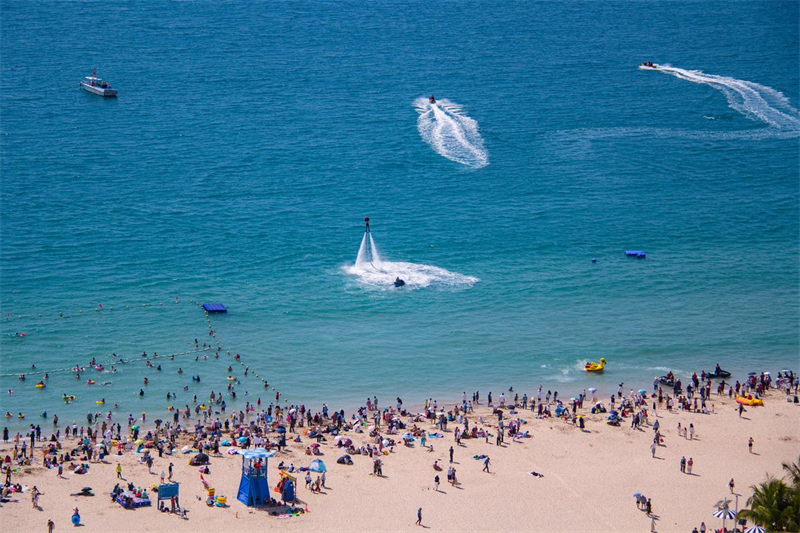 Hainan : les touristes fascinés par les plages de Sanya en hiver