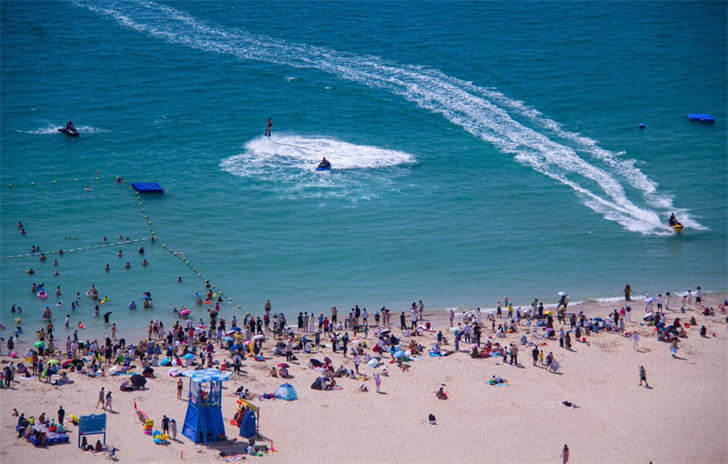 Hainan : les touristes fascinés par les plages de Sanya en hiver