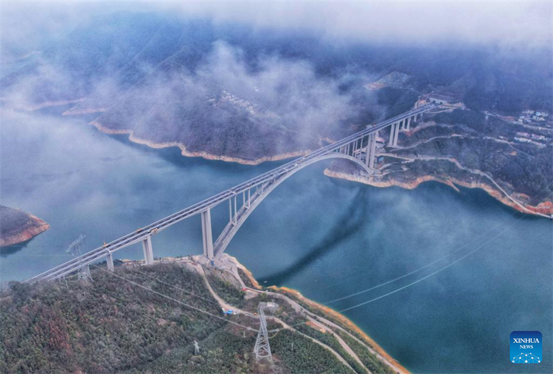 Photo aérienne prise par un drone le 31 janvier 2024, montrant le pont Longtan de Tian'e, dans la région autonome Zhuang du Guangxi (sud de la Chine). (Photo / Xinhua)